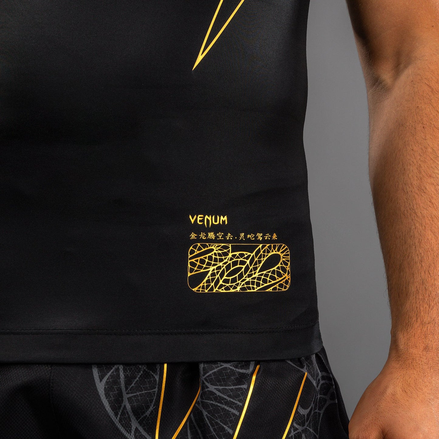Venum Serpenti Sleeveless Rashguard - Black/Silver/Gold