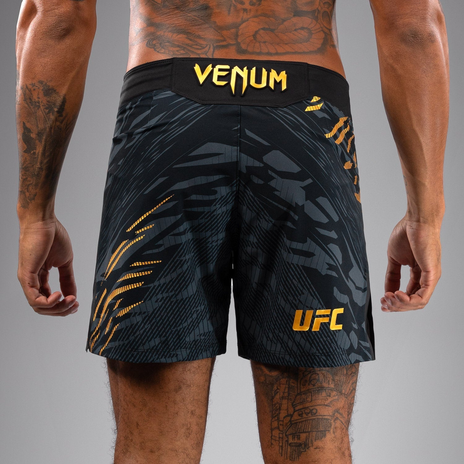 UFC VENUM本格的なファイトナイトメンズショート-ショートフィット Amazon.com : Venum Men's Standard UFC Authentic Fight Night