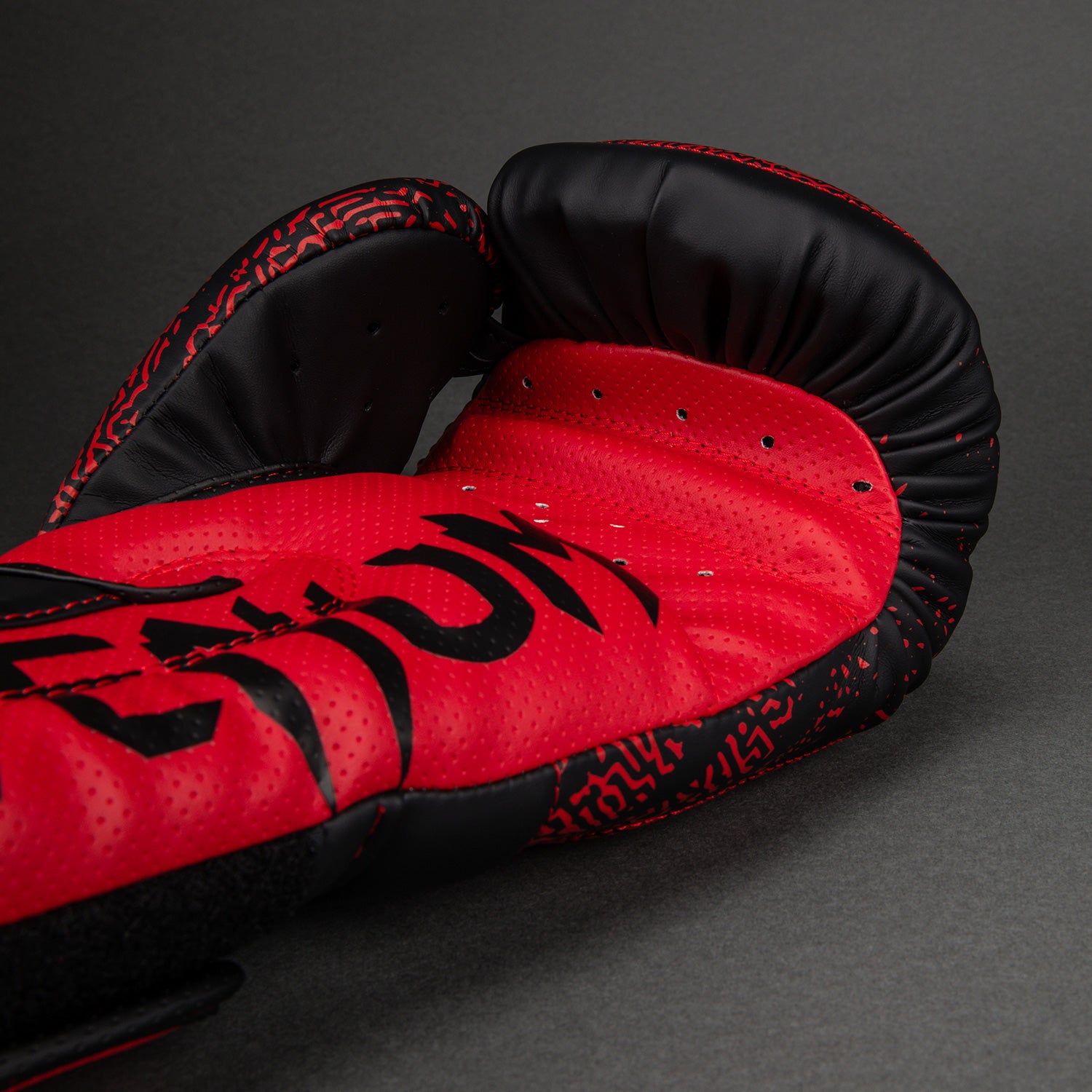 Venum x TEKKEN 8 Boxing Gloves - Kazuya - Red/Black - Venum