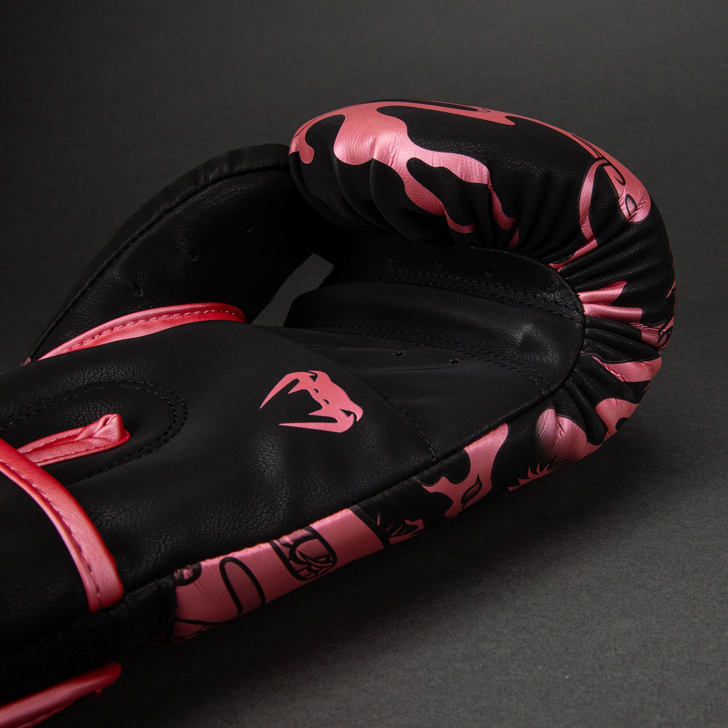 Dragon's Flight Boxing Gloves Black/Metallic Pink - Venum