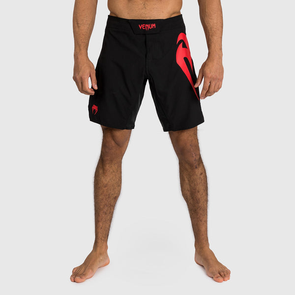 Venum 赤黒 グラフィックショートパンツ