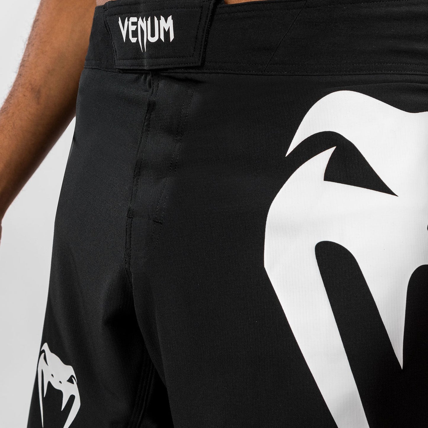 Venum Light 5.0 Fightshort - Black/White
