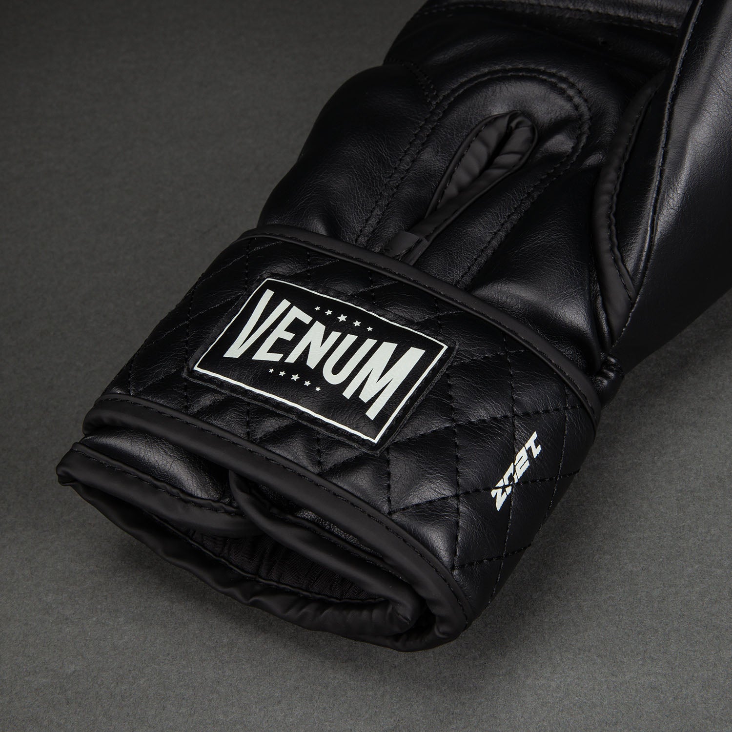 VENUM パンチングミット 黒 グローブ10oz VENUM（ヴェヌム） ボクシング グローブ メンズ レディース 10オンス