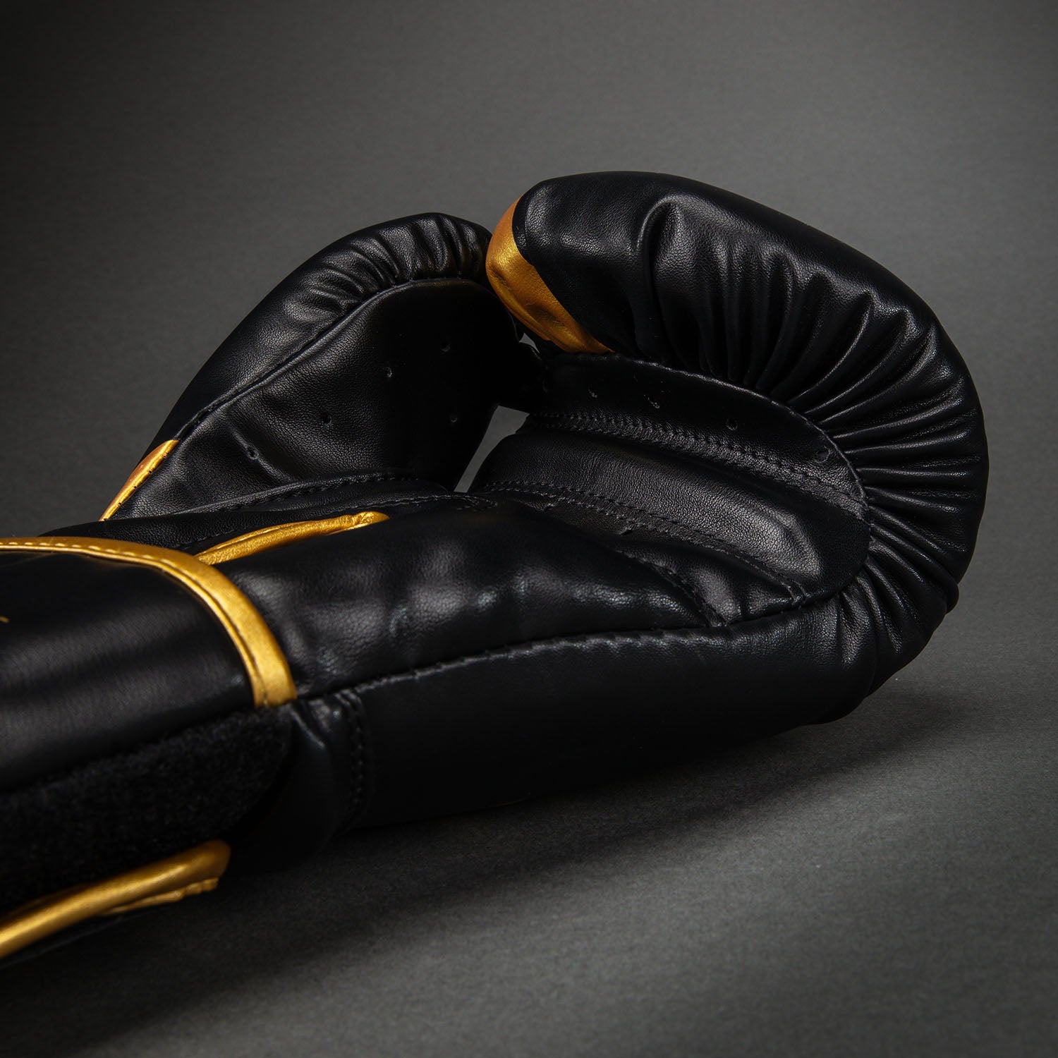 Venum Challenger 2.5 Boxing Gloves – Black/Gold - Venum