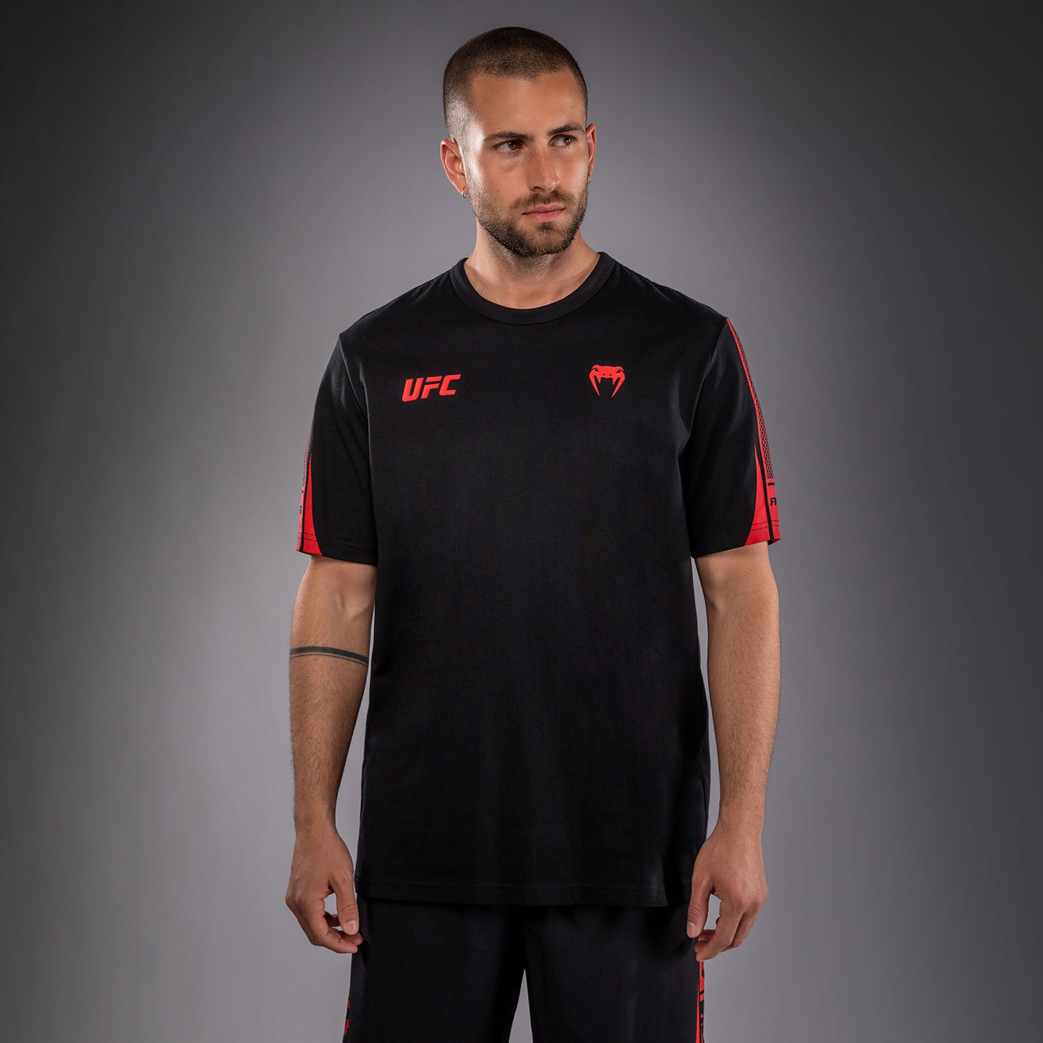 C*o様 Venum UFC Authentic Fight Week Shir Venum UFC Unity by Venum Authentic Fight Week Men's Short Sleeve T-Shi