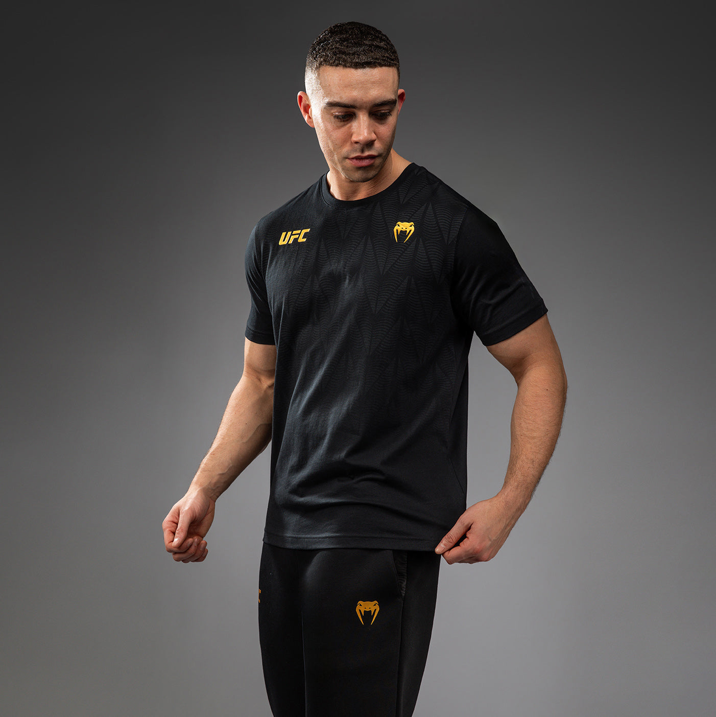 UFC×VENUM ファイトウィーク Tシャツ ブラック×ゴールド Mサイズ T-Shirt Venum Fight Night 4.0 Black-Gold - Fútbol Emotion