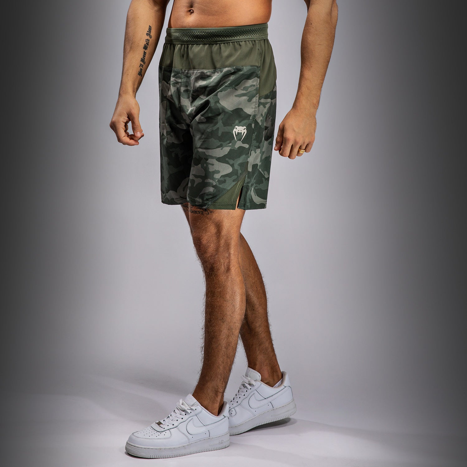 Venum 赤黒 グラフィックショートパンツ