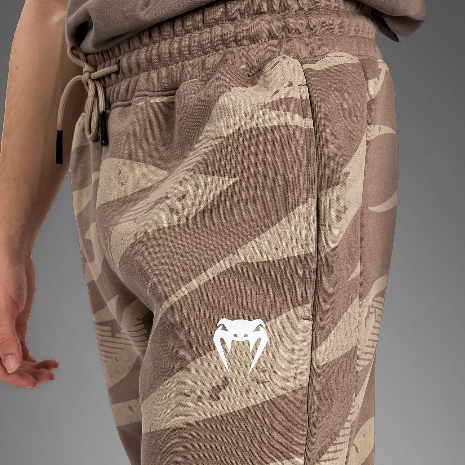 【UFC】MMAメガフィット半袖★正規品 ★追跡可 UFC Adrenaline by Venum Fight Week Men's Pant - Desert Camo