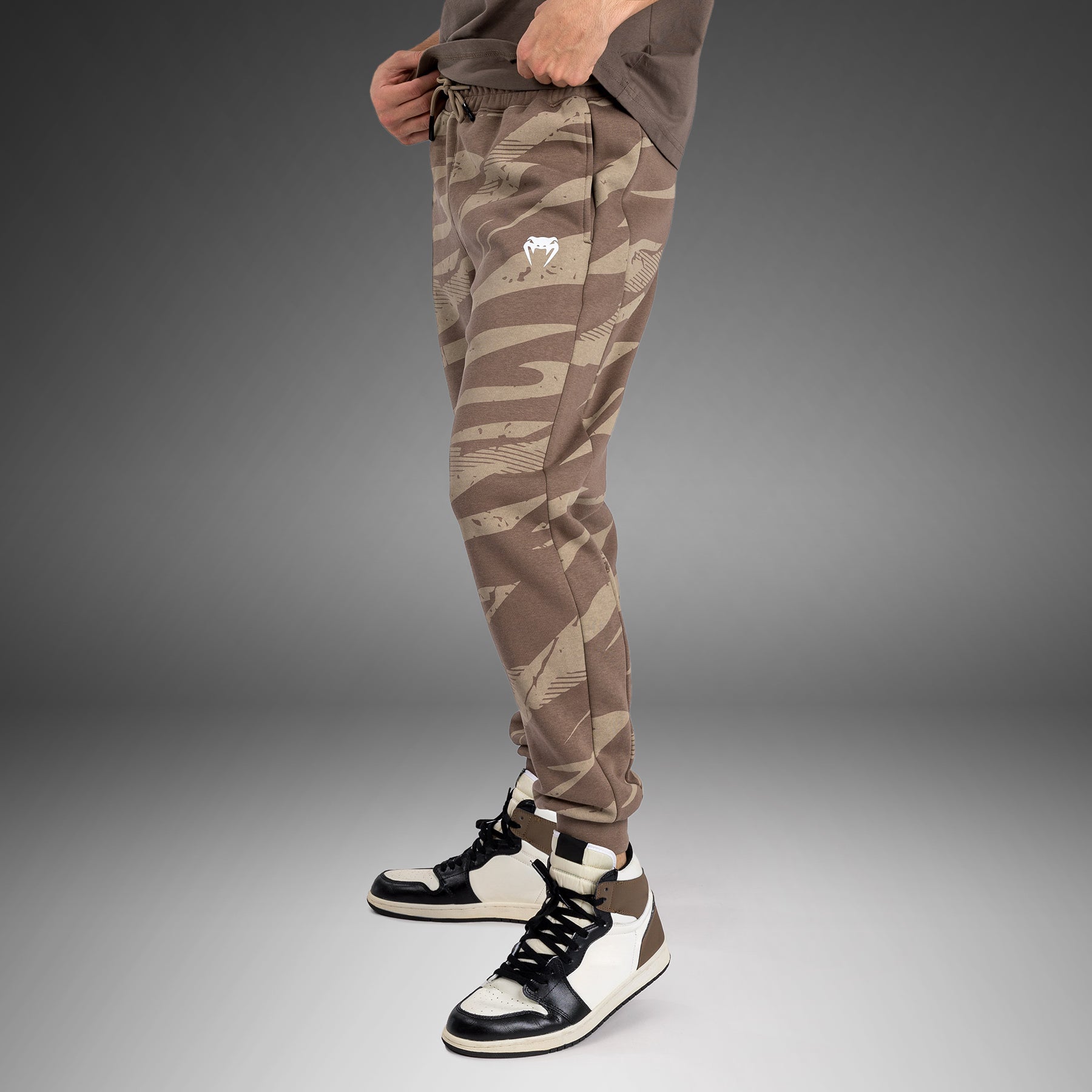 【UFC】MMAメガフィット半袖★正規品 ★追跡可 UFC Adrenaline by Venum Fight Week Men's Pant - Desert Camo