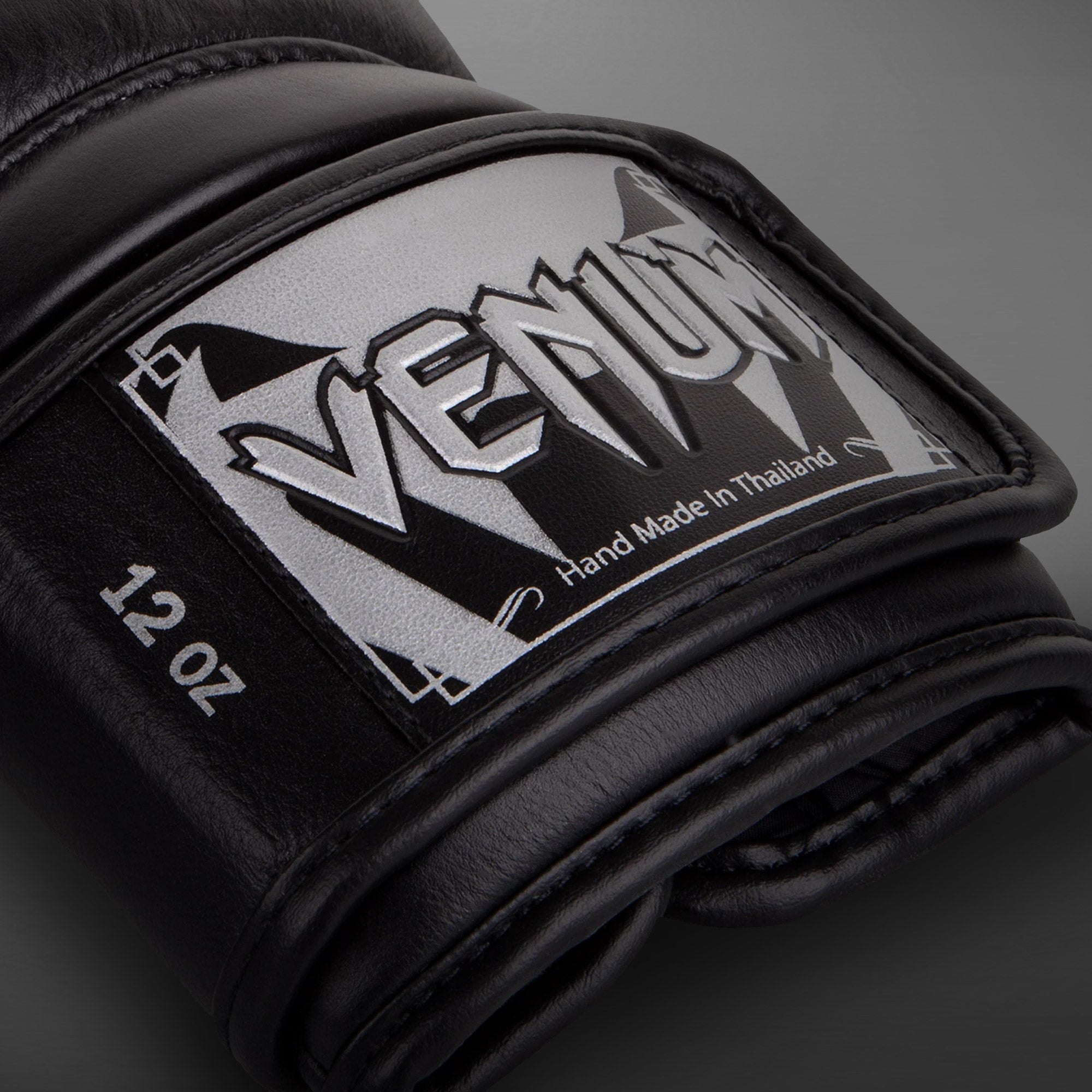 Venum Giant 3.0 ボクシンググローブ ブラック/ブラック12oz Venum Giant 3.0 Boxing Gloves - Nappa Leather - Black/Silver