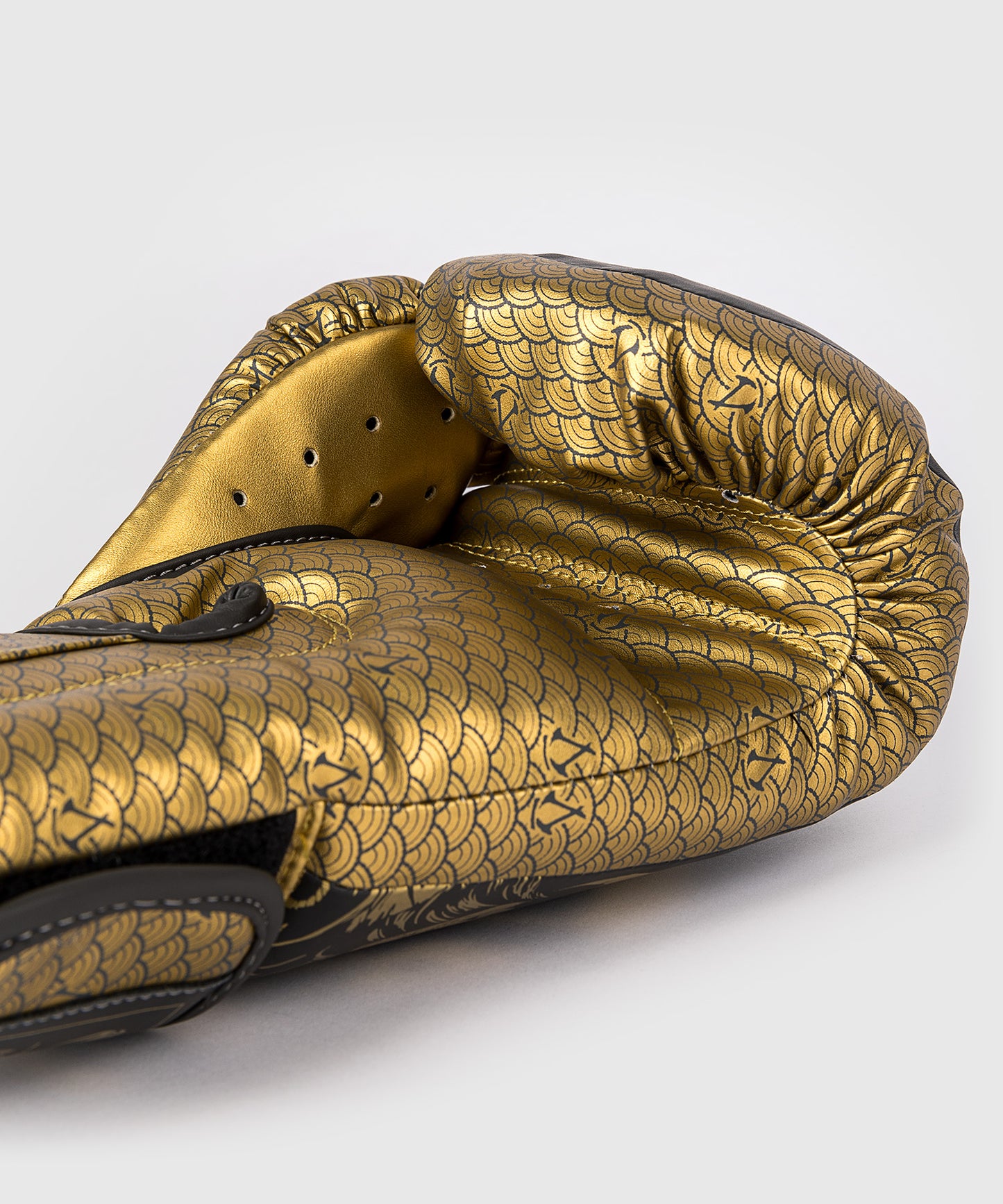 Venum x Assassin's Creed Shadows Boxing Gloves - Black/Gold