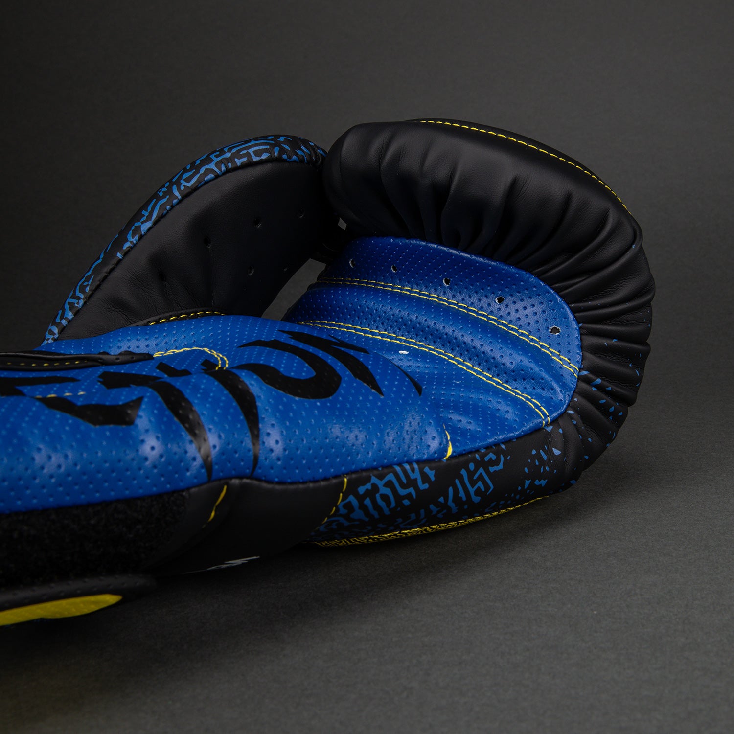 Venum x TEKKEN 8 Boxing Gloves - King - Black/Yellow - Venum