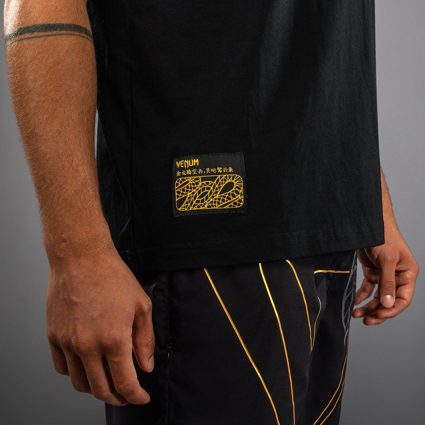 Venum Serpenti T-Shirt - Black/Silver/Gold