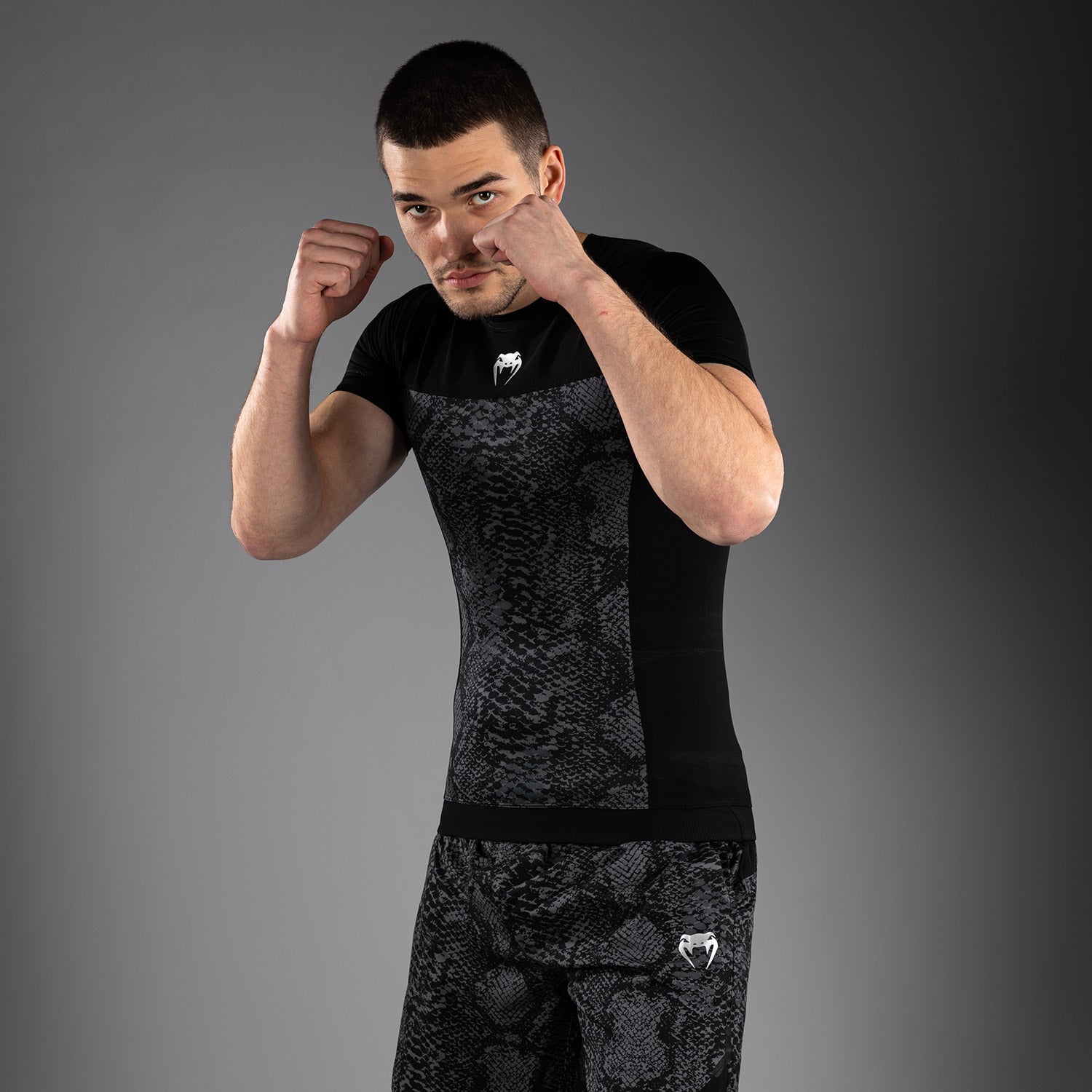 ノスプロジェクト　グラムビーチウェアブラック G-Fit Scales Short Sleeve Rashguard - Black/ Charcoal Grey - - Venum