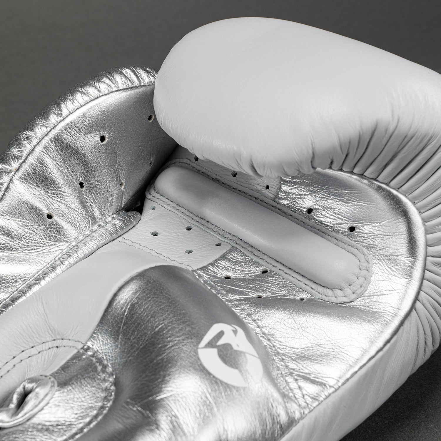 Venum Giant 3.0 ボクシンググローブ グレー/シルバー 14oz Venum Giant 3.0 Boxing Gloves - Grey/Silver - Venum