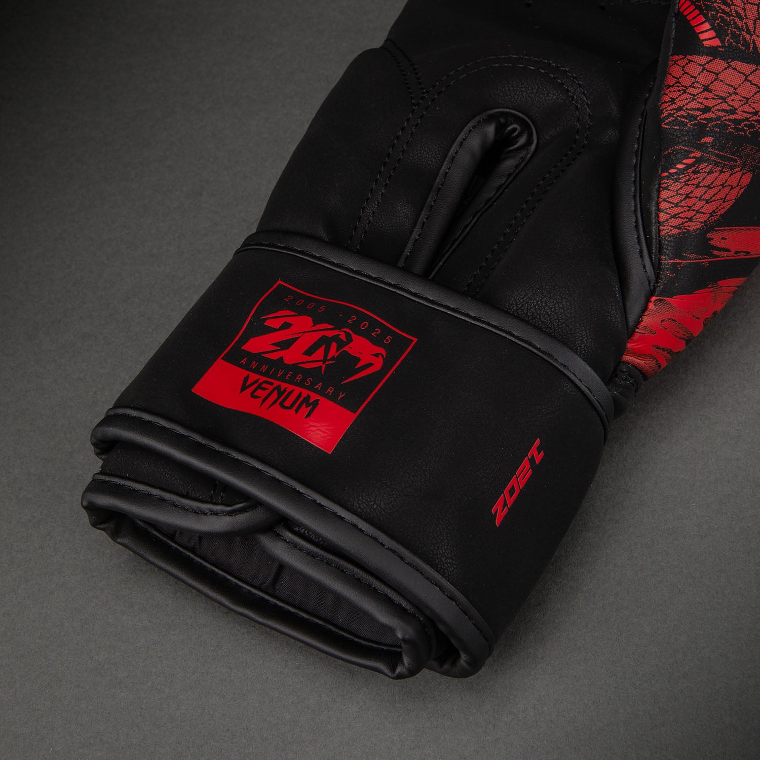 Venum 20th Anniversary Boxing Gloves - Black/Red - Venum