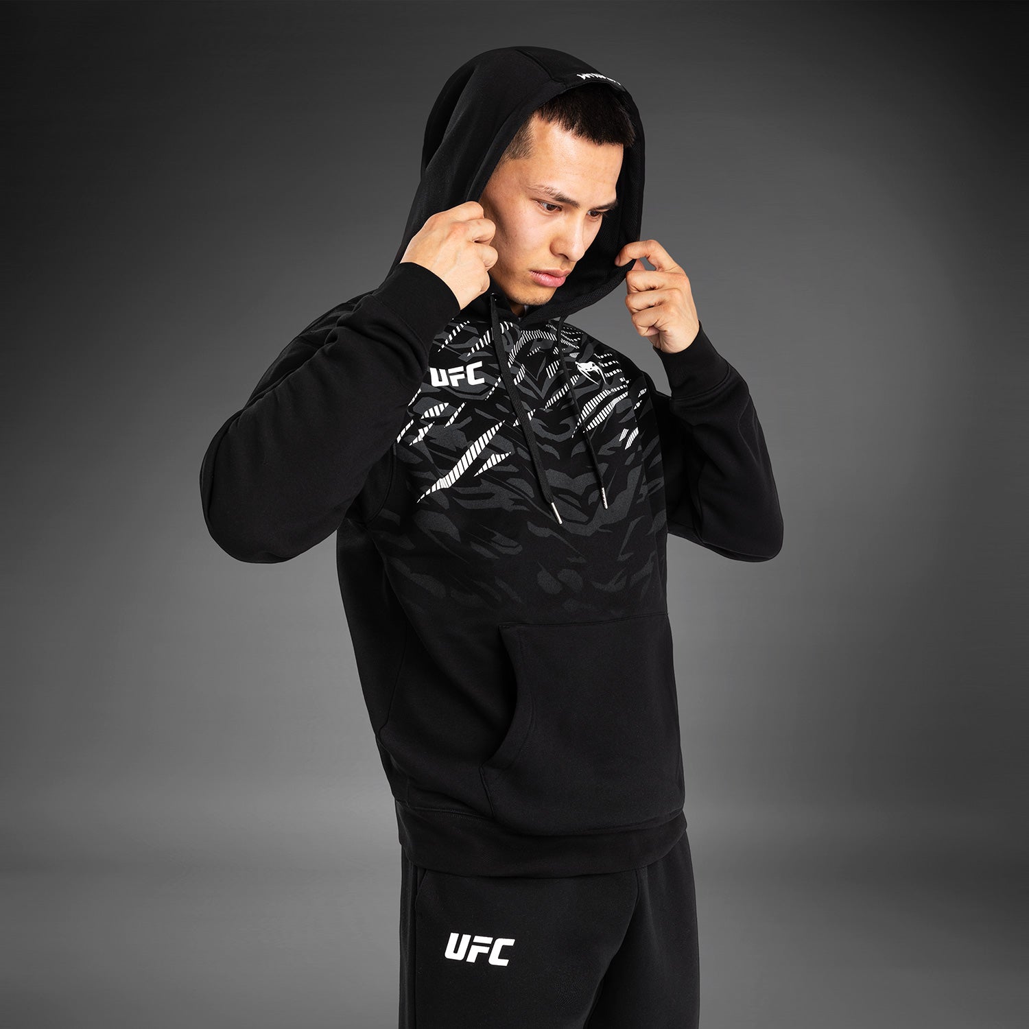 Venum FIGHT WEEK MENS ZIP HOODIE - Sweater met rits - black/zwart Venum FIGHT WEEK MENS ZIP HOODIE - Sweater met rits - black/zwart