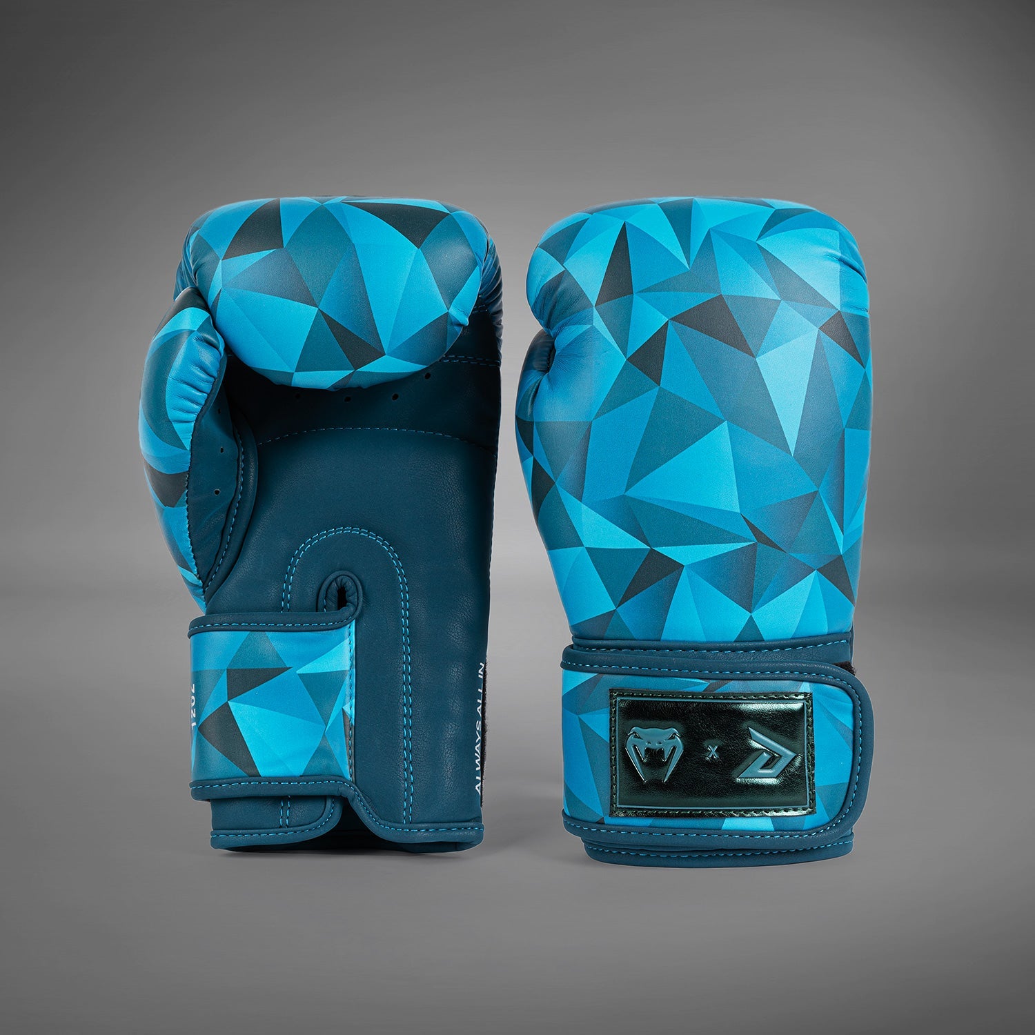 サウンドバッグ新品venumブランド Venum x Demi Boxing Gloves - Azur Blue - Venum