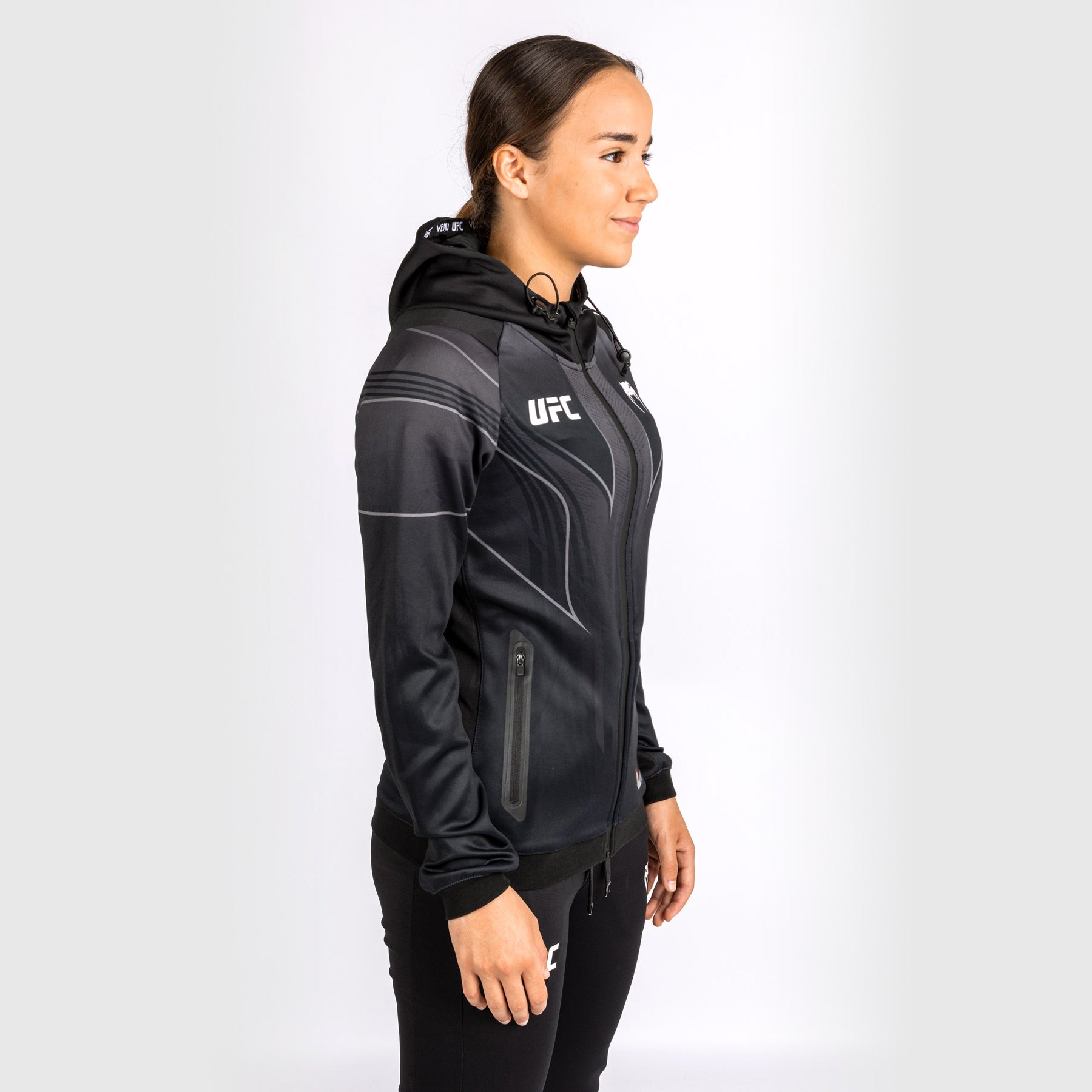 (取寄) ヴェヌム レディース UFC ファイト ナイト 2.0 レプリカ ブーディ VENUM women UFC Fight Night 2.0 Replica Hoodie Black UFC Venum Authentic Fight Night 2.0 Women's Walkout Hoodie
