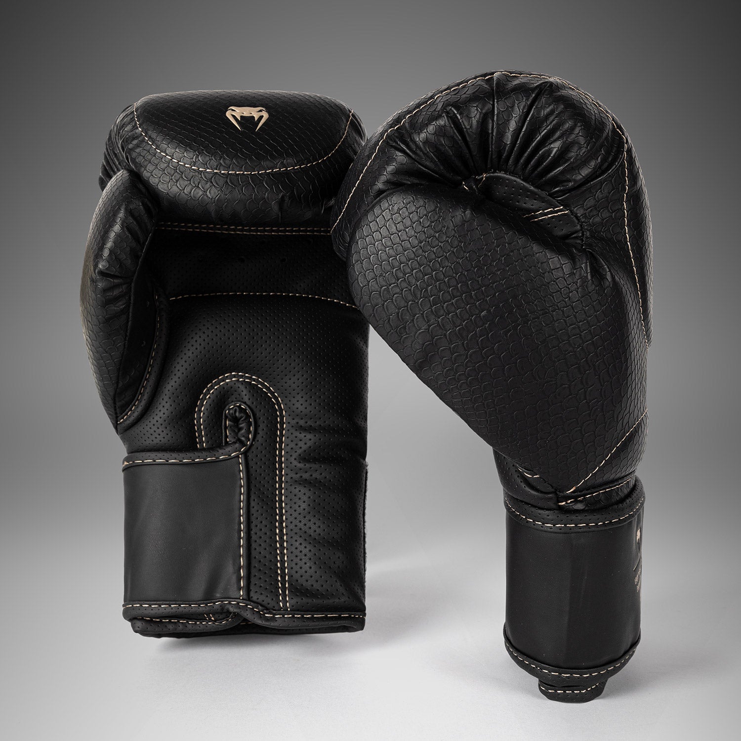 Venum Impact Evo オープンフィンガーグローブ - ブラック Venum Impact Evo Scales Boxing Gloves - Black - Venum