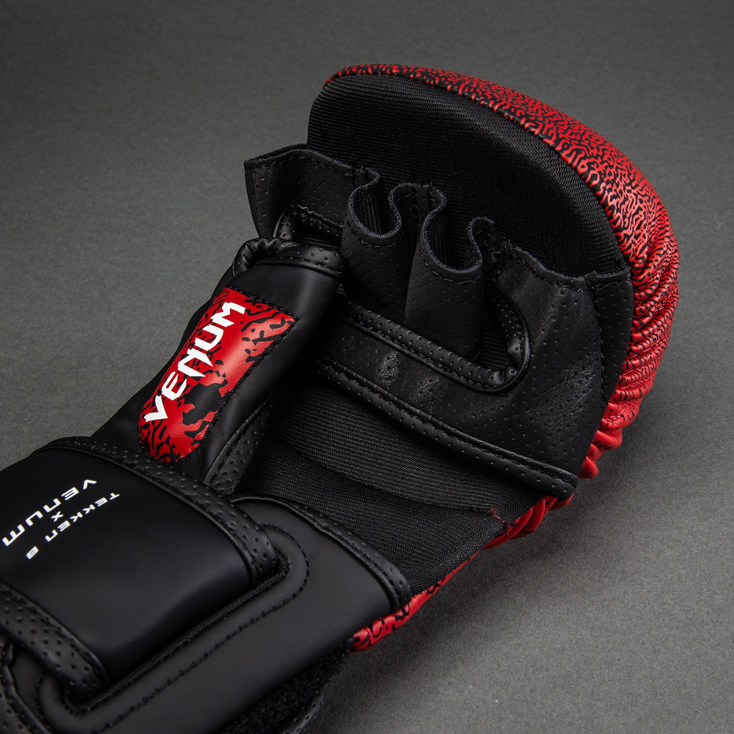 Venum x TEKKEN 8 Sparring Gloves - Kazuya - Red/Black - Venum