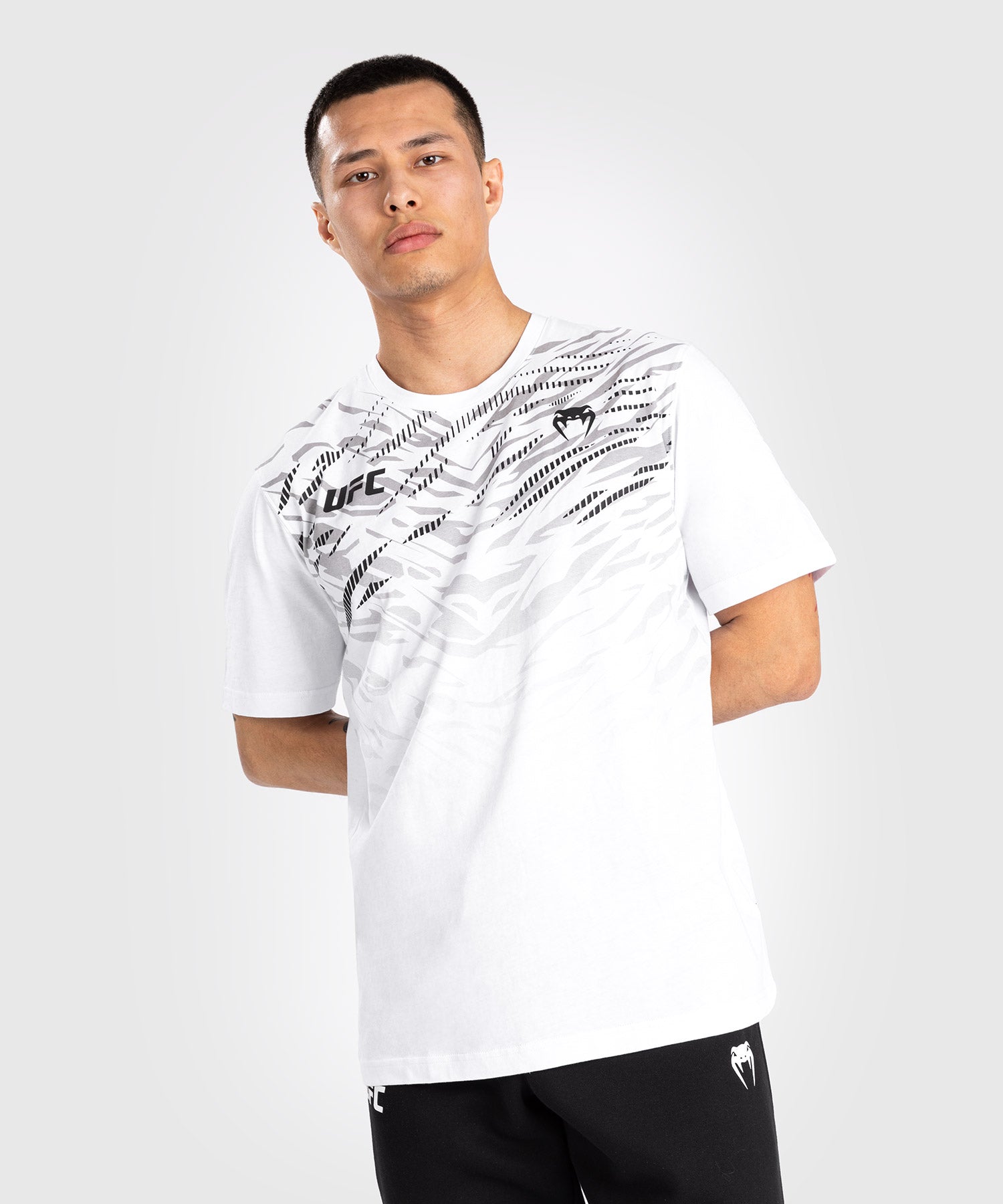 Amazon.co.jp: UFC Venum Authentic テクニカルTシャツ BLUE