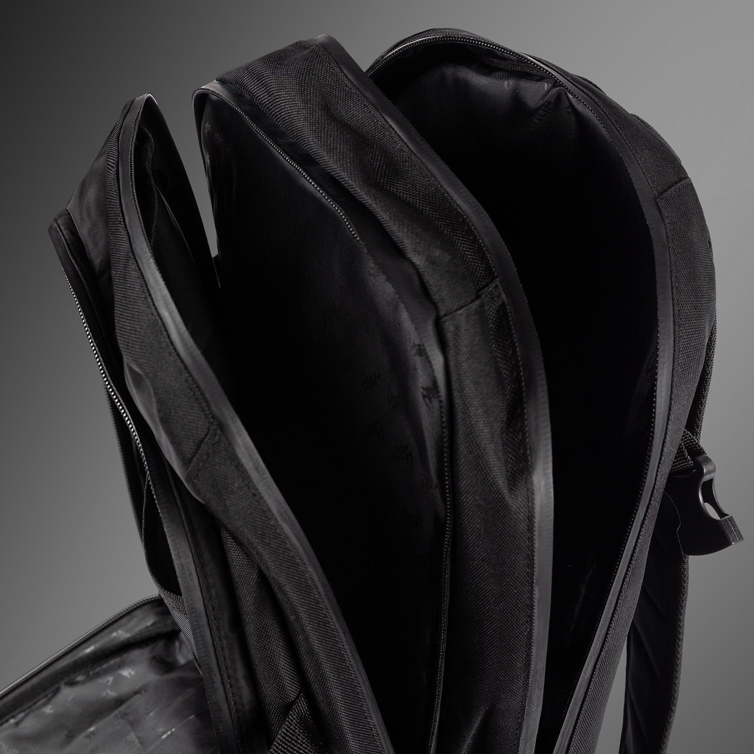 Venum Shockwave Backpack (20-25L)- Black - Venum