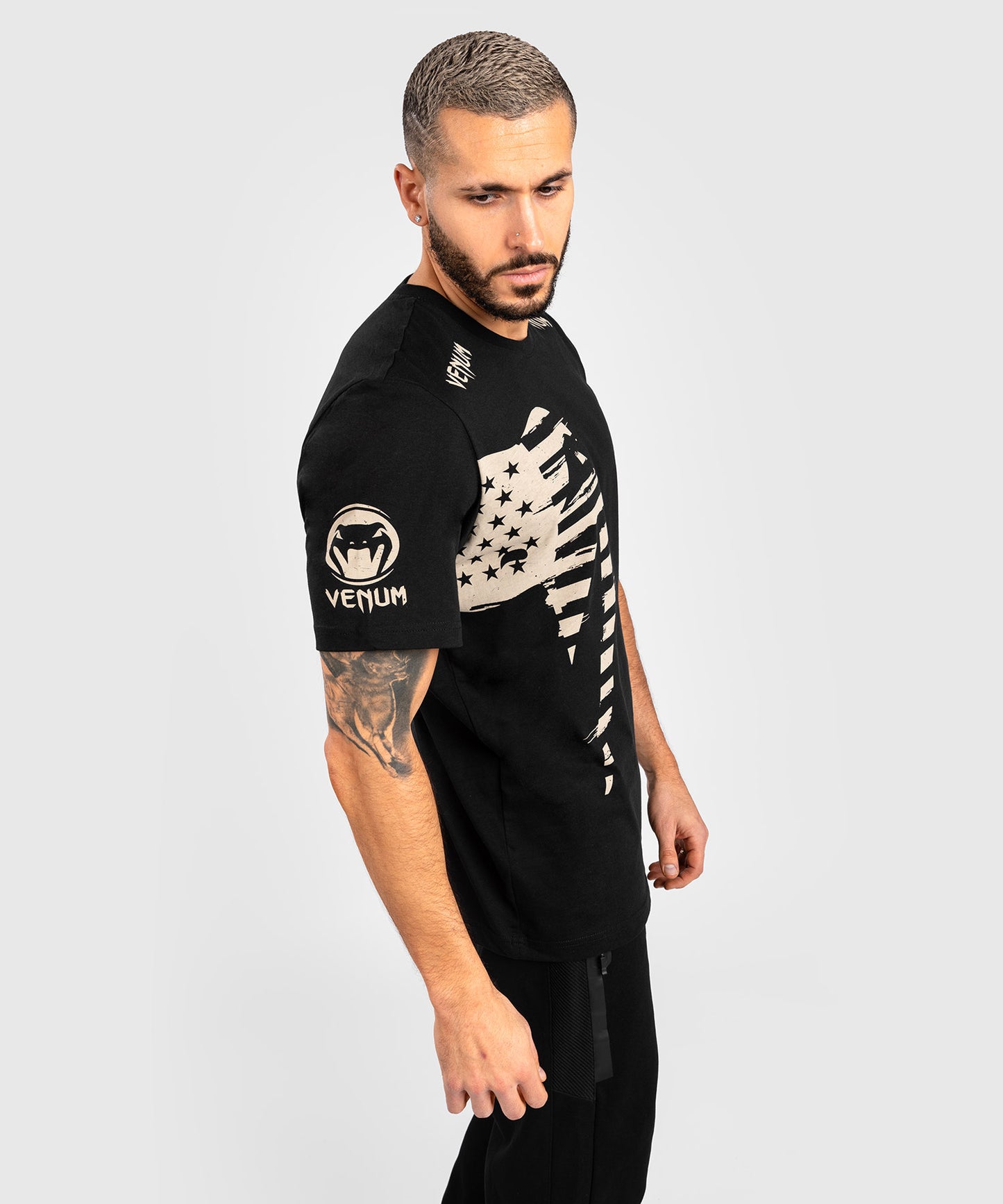 VENUM GIANT USA T-SHIRT - REGULAR FIT - BLACK