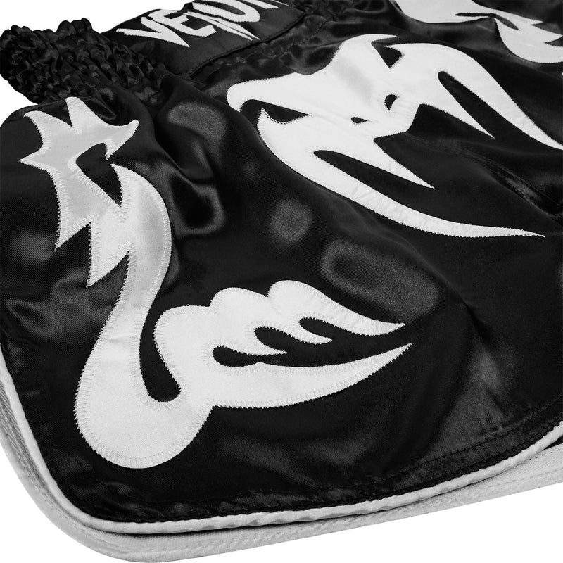 Pantalones Cortos de Muay Thai Venum Bangkok Inferno - Negro/Blanco