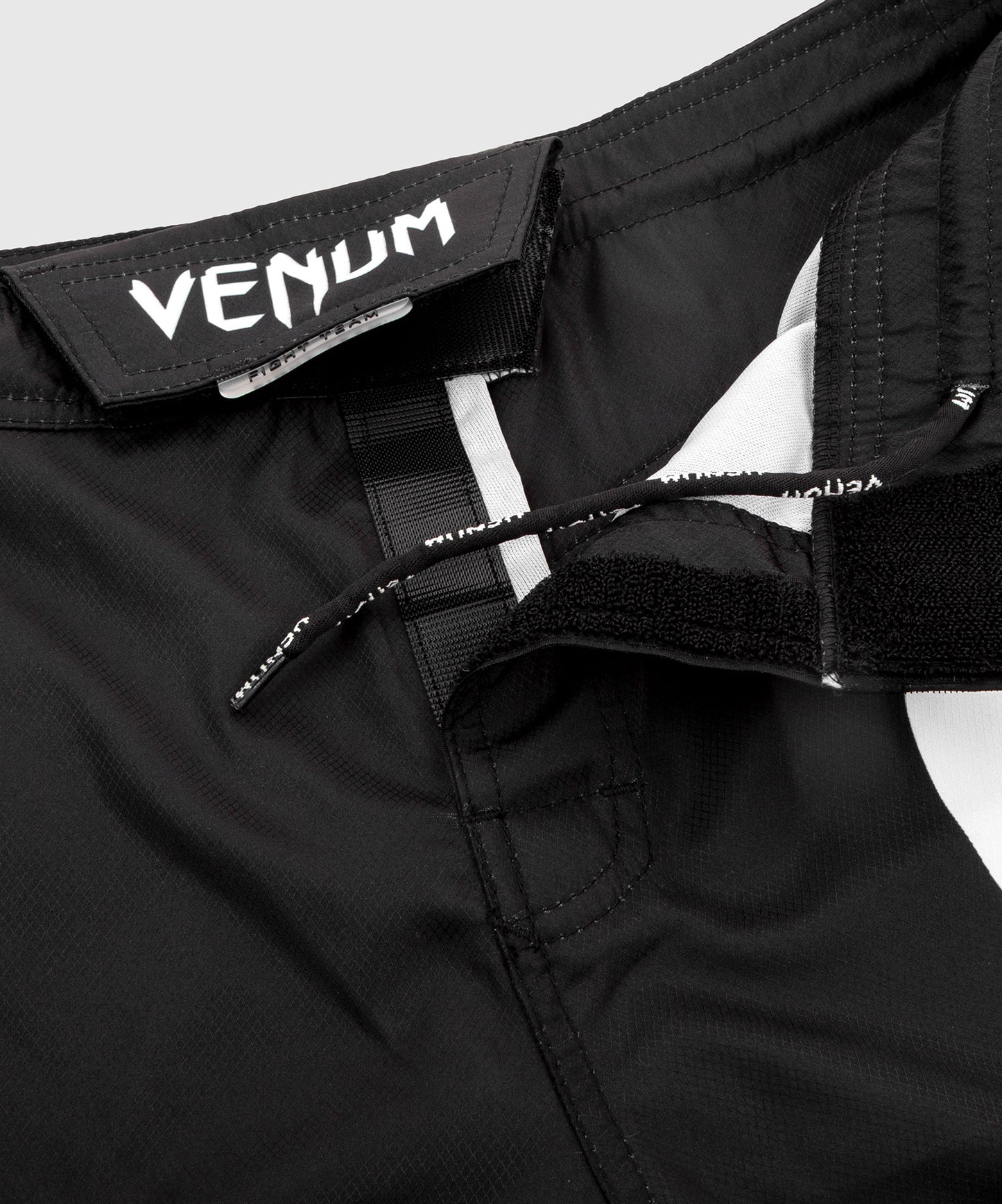 Venum Light 3.0 Fightshorts - Black/White
