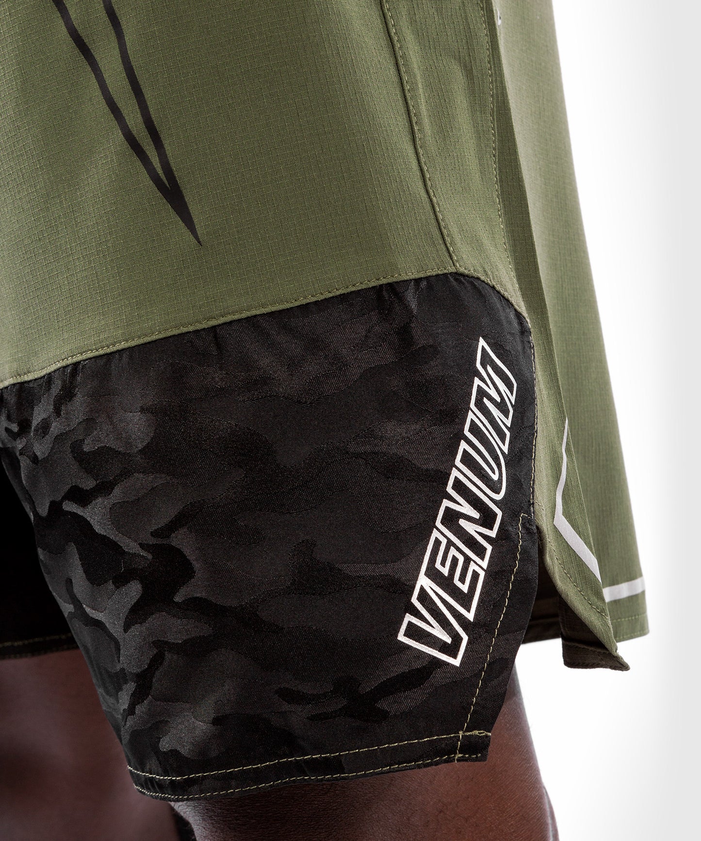 Venum Light 4.0 Fightshort - Khaki/Silver